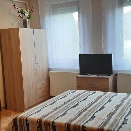 Flora Apartman Дьюла Екстер'єр фото