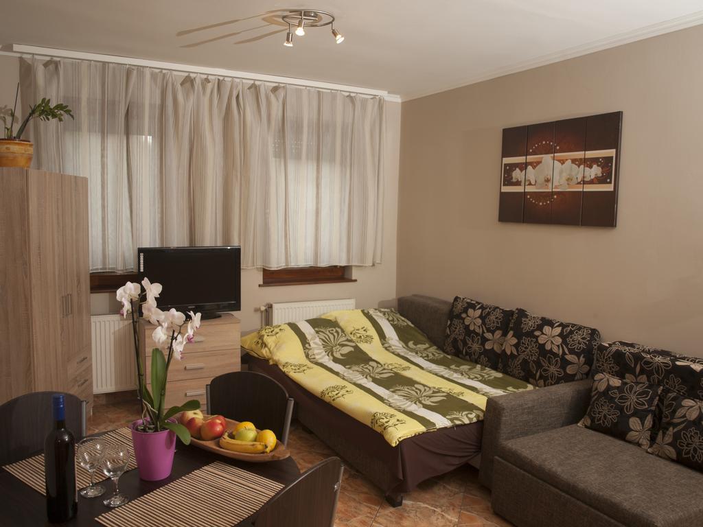 Flora Apartman Дьюла Екстер'єр фото
